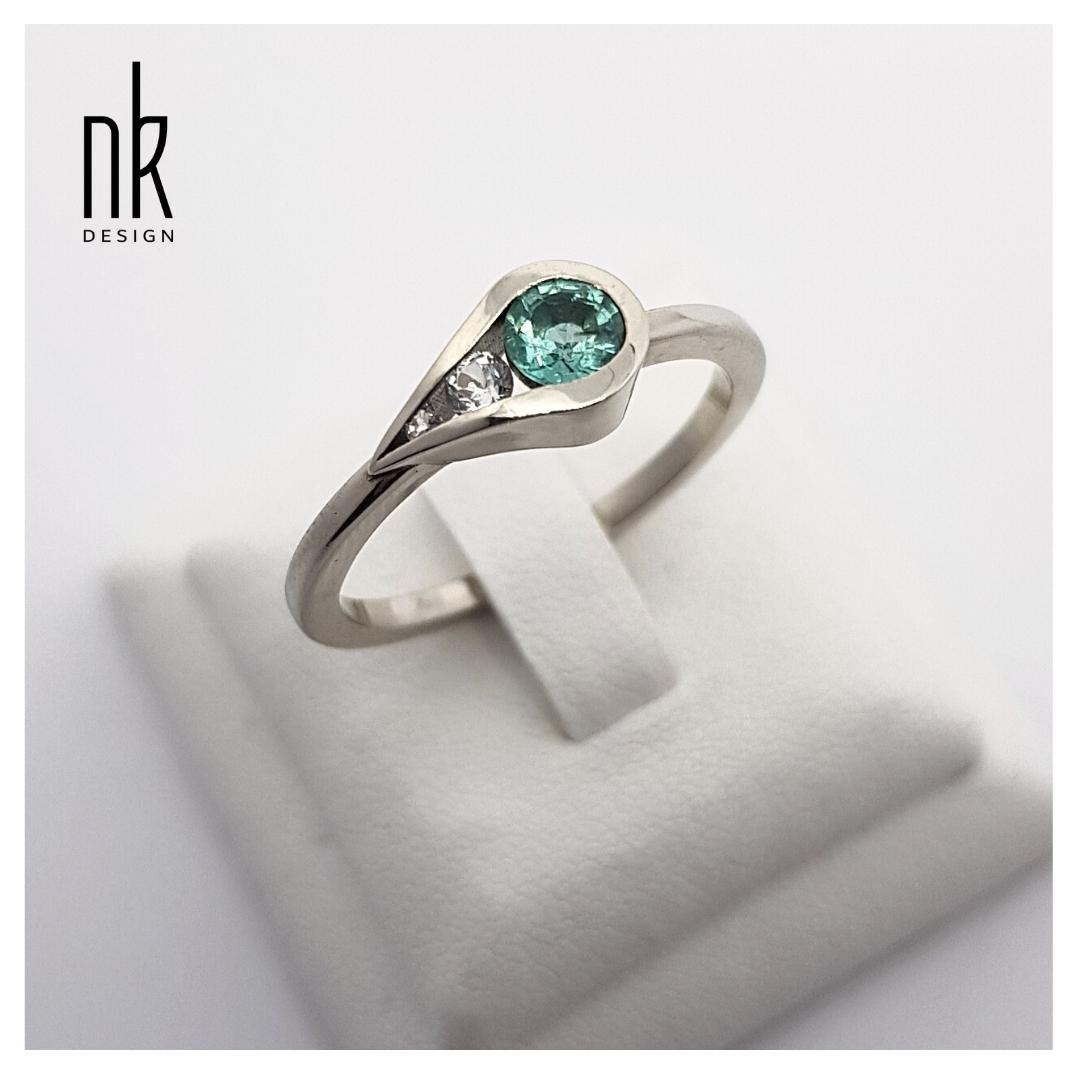 Héra eljegyzési gyűrű smaragd és gyémánttal